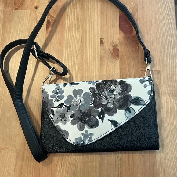 Super cute crossbody/ Clutch - Picture 2 of 3